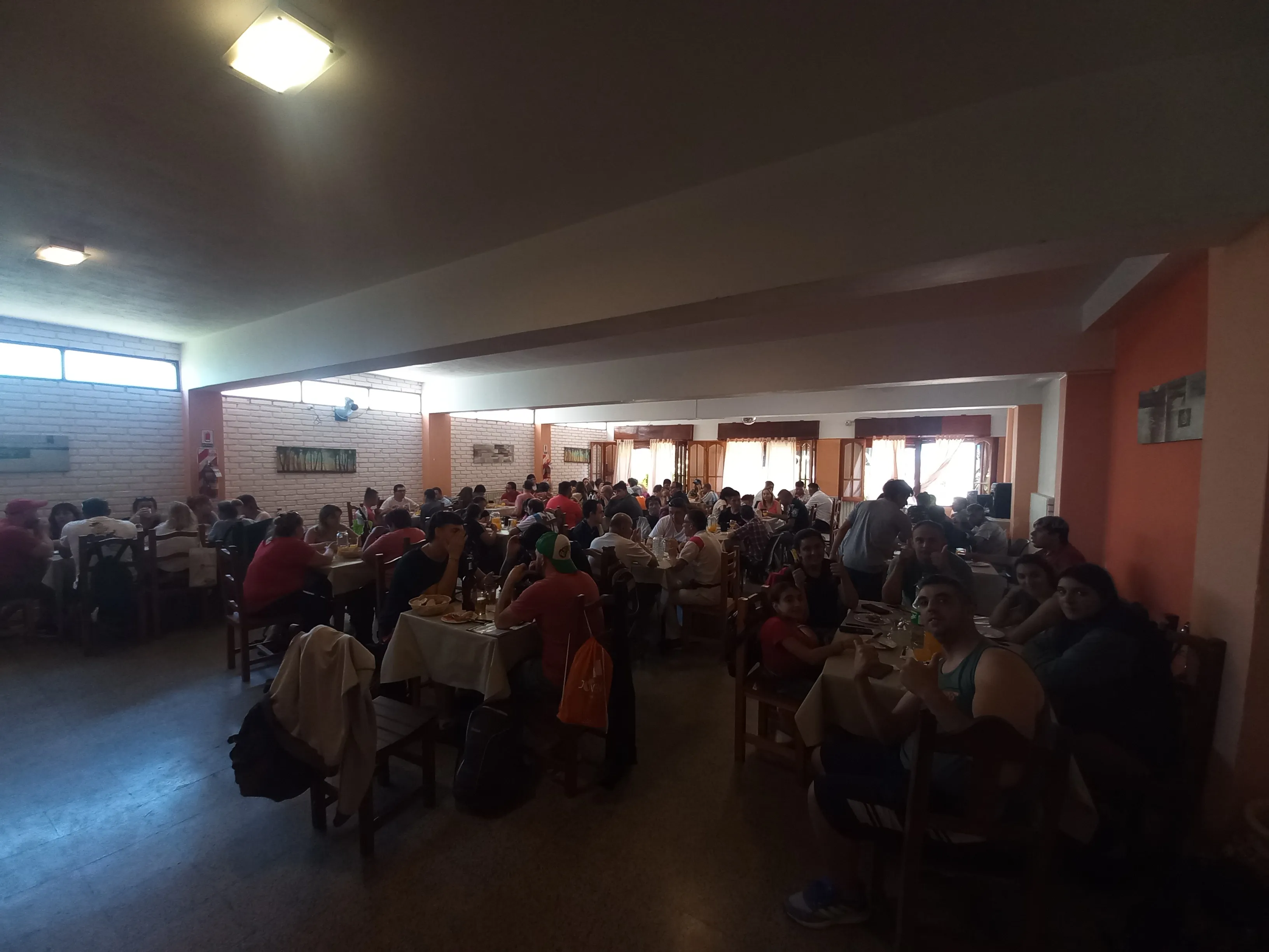 Equipo del taller trabajando entre las bolsas colgadas en la línea de secado