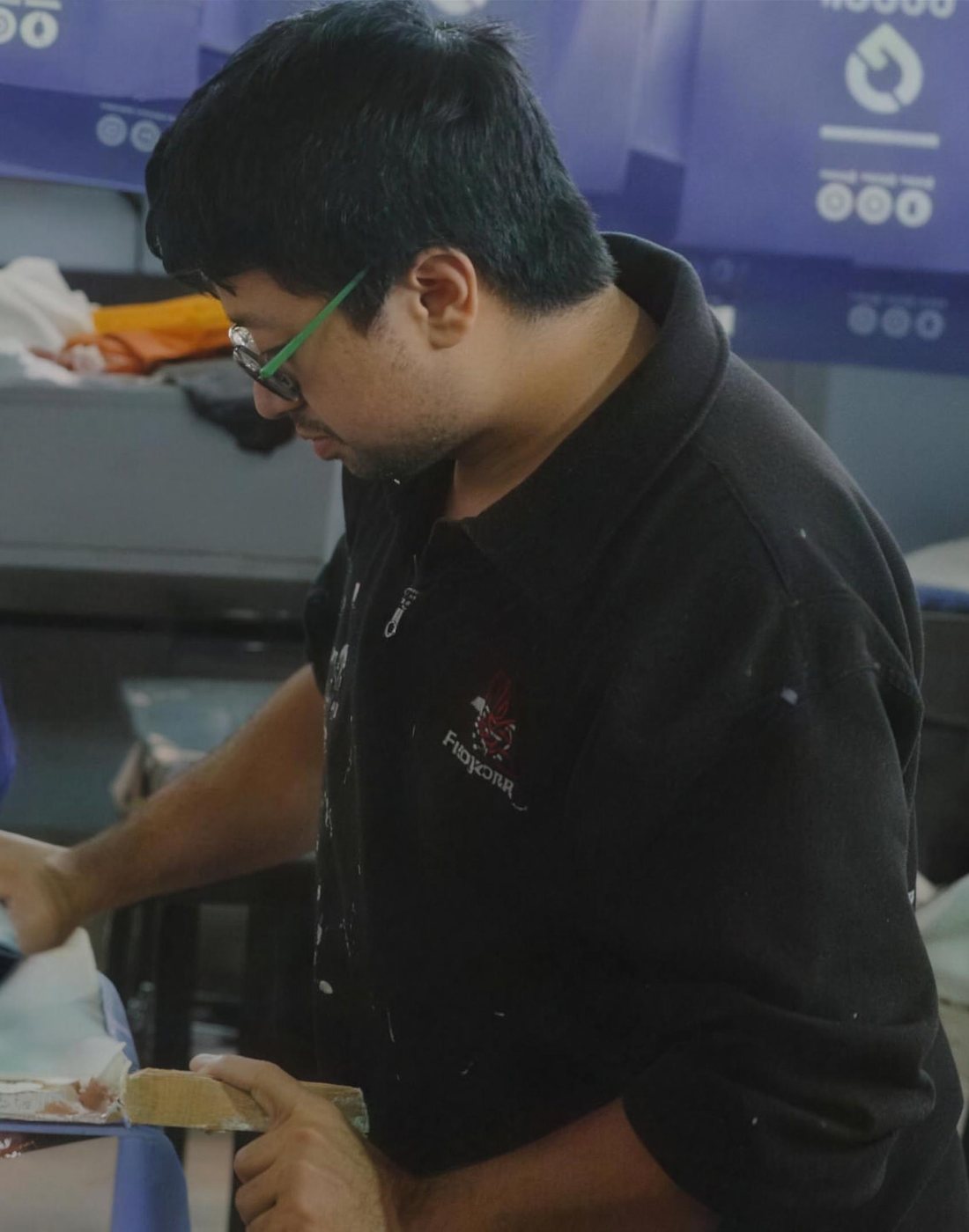 Trabajador del taller preparando una impresión en serigrafía