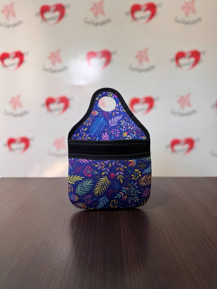 Cuatro bolsas de neoprene para auto en distintos colores y estampados