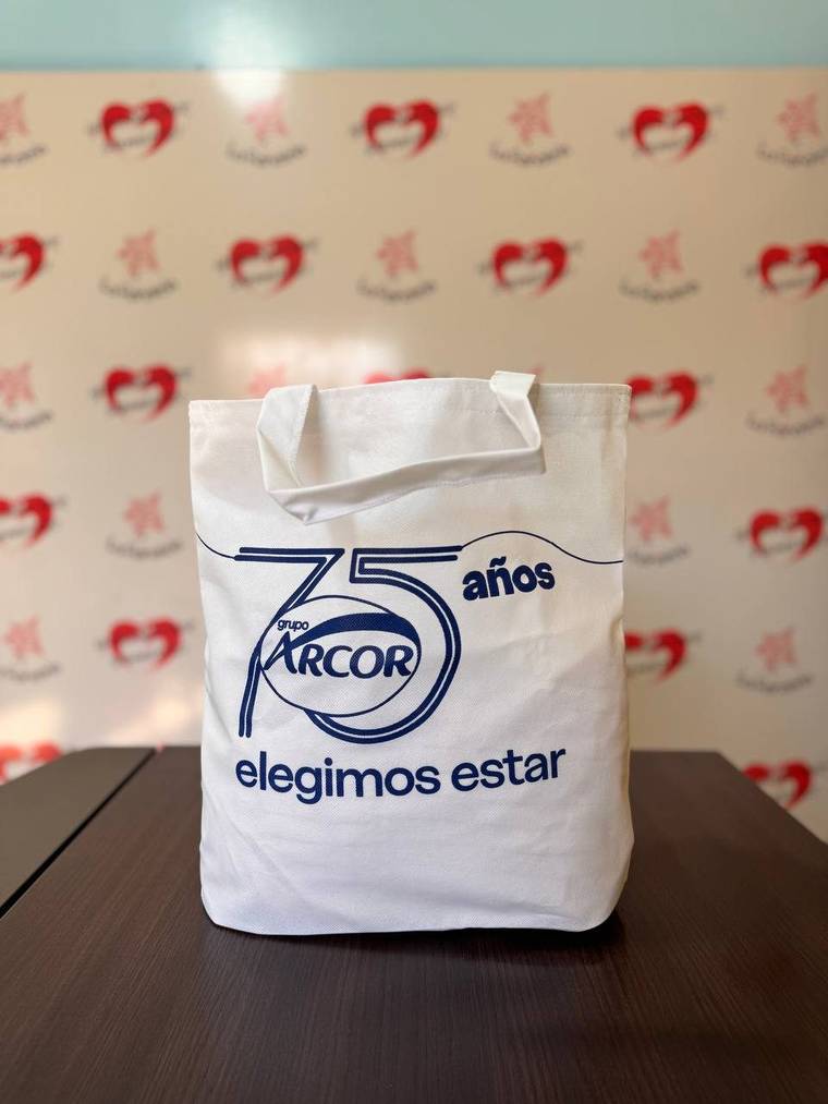 Bolsa de friselina con fuelle en base impresa para los 75 años de Arcor