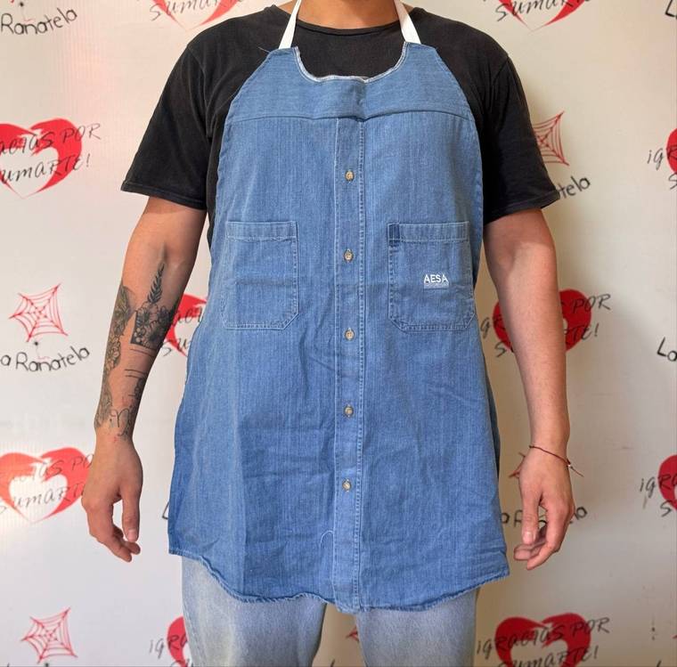 Delantal de asador confeccionado a partir de una camisa de jean recuperada