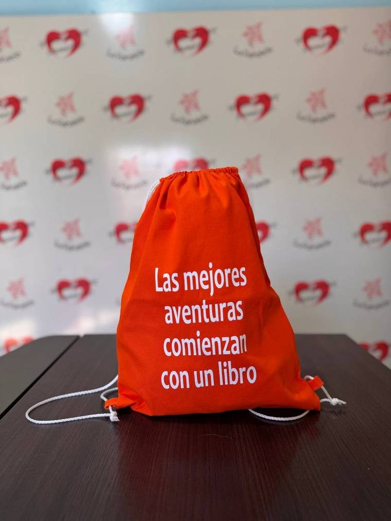 Mochila tipo tula de gabardina naranja con cordones blancos y texto impreso