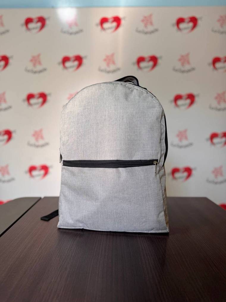 Mochila gris melange con cierre frontal horizontal y tiras negras