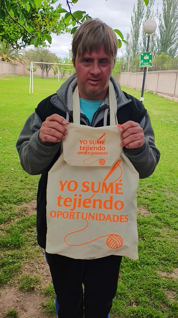 Trabajador de La Rañatela con la bolsa Yo sumé y su neceser a juego